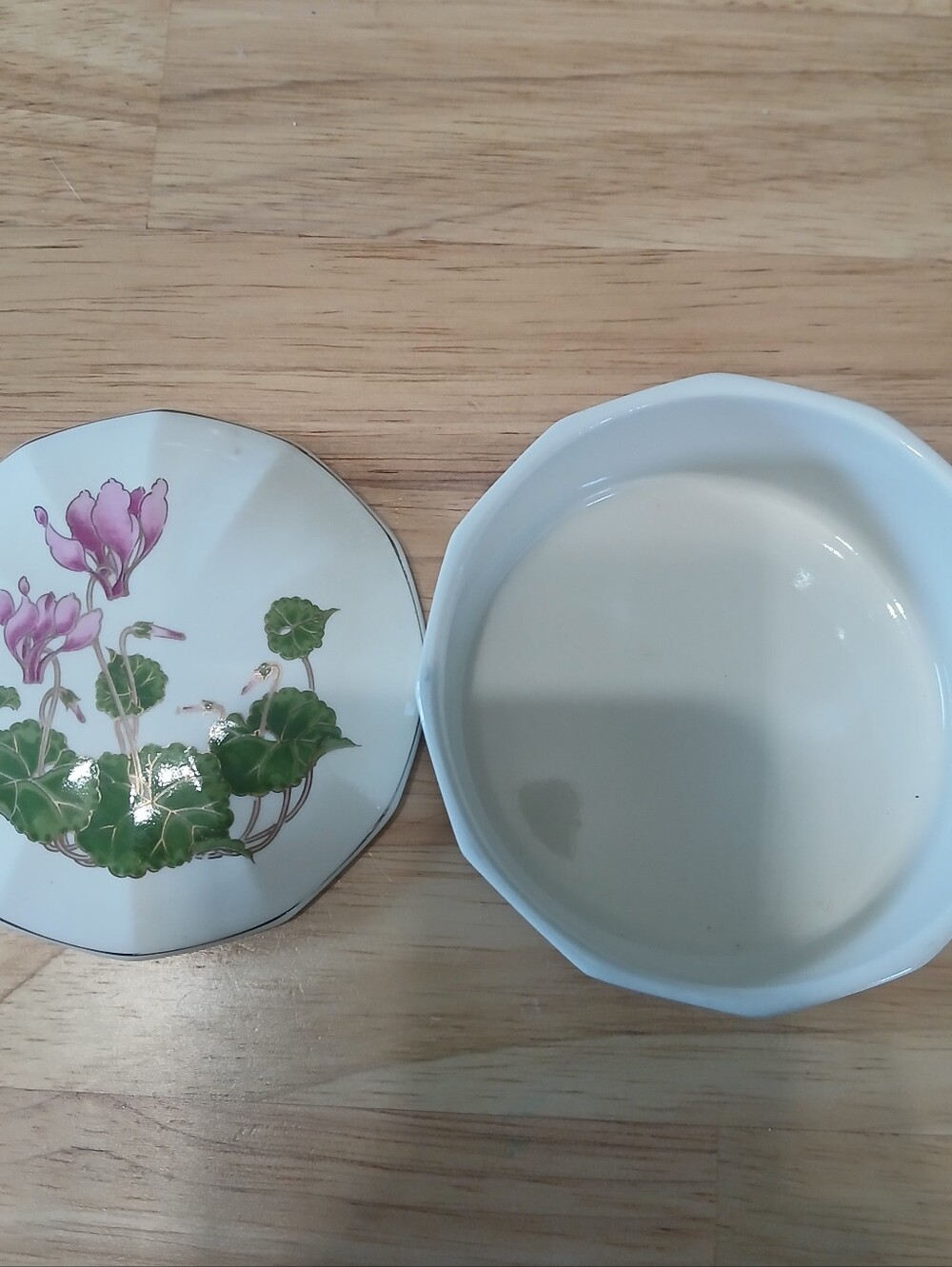 Otagiri Vintage Porcelain Trinket Box with Green Floral Leaves and Pink Blooms - Picture 6 of 10